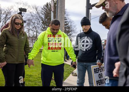 Chardon, Usa. 01. April 2023. CHARDON, OHIO - 1. APRIL: Eine Gruppe christlicher Demonstranten betet gemeinsam gegenüber einem Restaurant, das einen Drag Brunch über 18 veranstaltet, um Geld für das Safe-Space-Programm einer lokalen Kirche am 1. April 2023 in Chardon, Ohio, zu sammeln. Der Chardon-Protest geht auf einen Anstieg von Anti-Drag-Demonstrationen in Ohio und im ganzen Land zurück. Kredit: SIPA USA/Alamy Live News Stockfoto