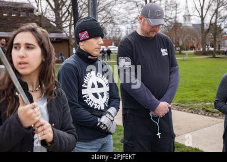 Chardon, Usa. 01. April 2023. CHARDON, OHIO - 1. APRIL: Eine Gruppe christlicher Demonstranten betet gemeinsam gegenüber einem Restaurant, das einen Drag Brunch über 18 veranstaltet, um Geld für das Safe-Space-Programm einer lokalen Kirche am 1. April 2023 in Chardon, Ohio, zu sammeln. Der Chardon-Protest geht auf einen Anstieg von Anti-Drag-Demonstrationen in Ohio und im ganzen Land zurück. Kredit: SIPA USA/Alamy Live News Stockfoto