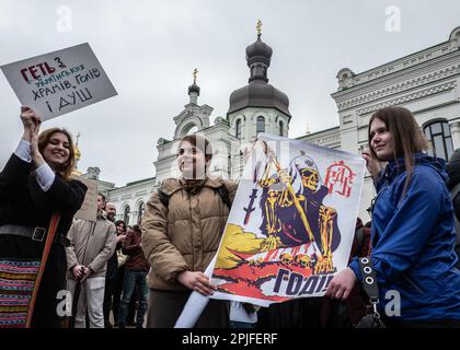 Paris, Paris, Frankreich. 2. April 2023. Mehrere Dutzend Menschen versammelten sich vor der Lavra der Höhlen von kiew, der heiligsten orthodoxen Stätte des Landes, um zu beten und die Religion zu unterstützen. Eine weitere Kundgebung wurde gegen Geistliche organisiert, die der Loyalität zu Russland verdächtigt werden. (Kreditbild: © Sadak Souici/ZUMA Press Wire) NUR ZUR REDAKTIONELLEN VERWENDUNG! Nicht für den kommerziellen GEBRAUCH! Stockfoto