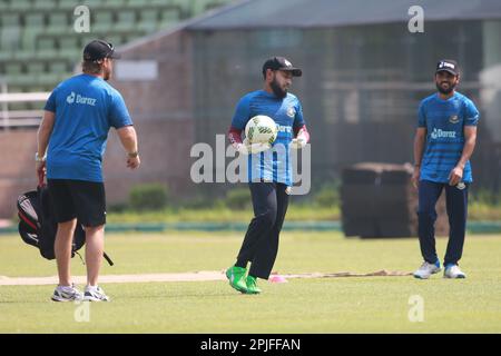 Mushfiqur Rahim (L) und Momionul Haque (R) während des Bangladesch Test Cricket Teams nehmen vor ihrem alpne Test Match in Sher-e-Ban an an der Übungssitzung Teil Stockfoto