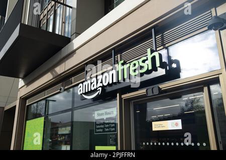 London – Februar 2023: Amazon Fresh Store in White City, West-London. Lebensmittelgeschäft ohne Ladenkasse und das erste seiner Art in Großbritannien Stockfoto