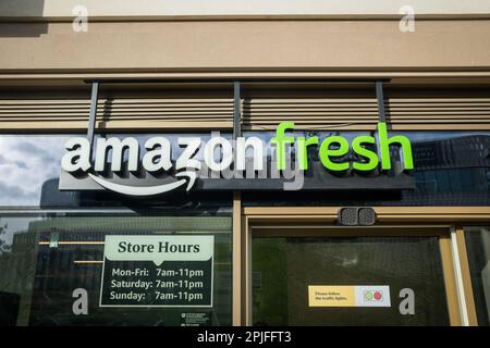 London – Februar 2023: Amazon Fresh Store in White City, West-London. Lebensmittelgeschäft ohne Ladenkasse und das erste seiner Art in Großbritannien Stockfoto