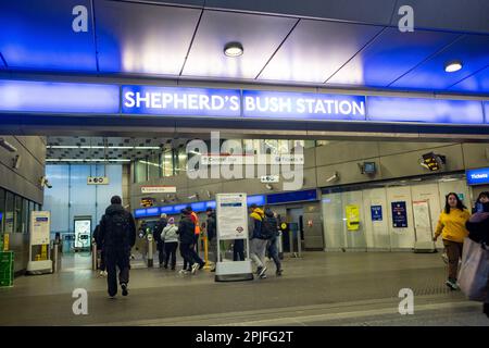 London - Februar 2023: Eingang zur U-Bahn-Station Shepherds Bush - Central Line London U-Bahn-Station Stockfoto