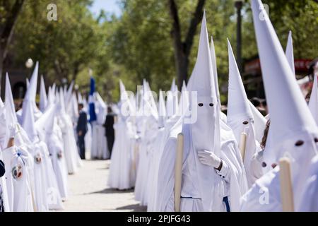 Sevilla, Spanien. 2. April 2023. Penitents (Nazarenos) der Bruderschaft namens „La Paz“ während ihrer Parade zur Kathedrale von Sevilla am Palmensonntag, „Domingo de Ramos“ auf Spanisch (Kreditbild: © Daniel Gonzalez Acuna/ZUMA Press Wire) NUR REDAKTIONELLE VERWENDUNG! Nicht für den kommerziellen GEBRAUCH! Stockfoto