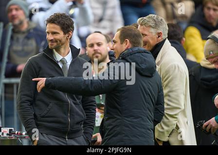 München, Deutschland. April 01 01, 2023 Bastian SCHWEINSTEIGER, Co-Moderator ARD , Arne Friedrich, Philipp LAHM Ex Profi , ehemaliger Spieler im Spiel FC BAYERN MUENCHEN - BORUSSIA DORTMUND 4-2 1. April 2023 in München. Saison 2022/2023, Spieltag 26, 1. Bundesliga, FCB, BVB, München, 26. Spieltag. © Peter Schatz / Alamy Live News - DFL-VORSCHRIFTEN VERBIETEN DIE VERWENDUNG VON FOTOS als BILDSEQUENZEN und/oder QUASI-VIDEO - Stockfoto