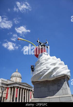 The End, von der britischen Künstlerin Heather Phillipson - Vierter Sockel, Trafalgar Square Stockfoto