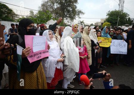 Peshawar, Pakistan. 31. März 2023. Führer und Mitglieder von Tehreek-e-Insaf (PTI) halten im Presseclub Peshawar eine Protestdemonstration gegen das Vermisste von Azhar Maschhwani ab und fordern seine Genesung. (Kreditbild: © Hussain Ali/Pacific Press via ZUMA Press Wire) NUR REDAKTIONELLE VERWENDUNG! Nicht für den kommerziellen GEBRAUCH! Stockfoto