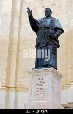 Victoria, Gozo Island, Malta. 22. März 2023. Zitadelle von Victoria auf der Insel Gozo in Malta. Statue von Papst Pius IX. Geboren Giovanni Maria Mastai Ferretti Stockfoto