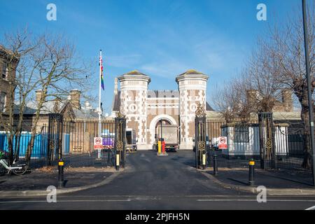 London - Februar 2023: HMP Wormwood Scrubs auf Du Cane Road, West London Stockfoto