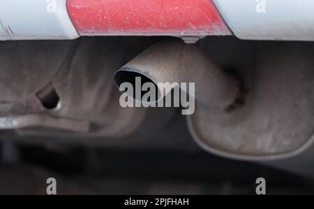 Das Auspuffrohr eines alten Autos. Schließen. Stockfoto