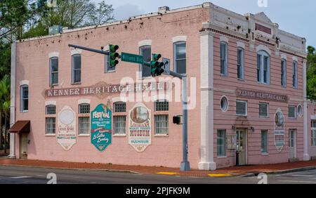 KENNER, LA, USA - 31. MÄRZ 2023: Historische Kenner Heritage Hall an der Ecke Williams Boulevard und River Road Stockfoto