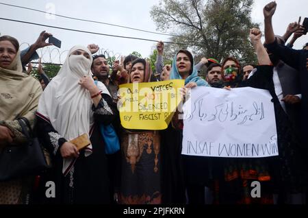 Peshawar, Pakistan. 31. März 2023. Führer und Mitglieder von Tehreek-e-Insaf (PTI) halten im Presseclub Peshawar eine Protestdemonstration gegen das Vermisste von Azhar Maschhwani ab und fordern seine Genesung. (Kreditbild: © Hussain Ali/Pacific Press via ZUMA Press Wire) NUR REDAKTIONELLE VERWENDUNG! Nicht für den kommerziellen GEBRAUCH! Stockfoto