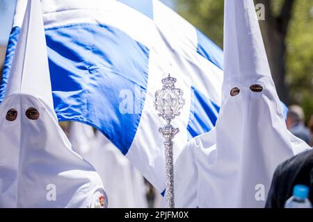 Sevilla, Spanien. 2. April 2023. Zwei Bußgesellen (Nazarenos) der Bruderschaft namens „La Paz“ während ihrer Parade zur Kathedrale von Sevilla am Palmensonntag, „Domingo de Ramos“ auf Spanisch (Kreditbild: © Daniel Gonzalez Acuna/ZUMA Press Wire) NUR REDAKTIONELLE VERWENDUNG! Nicht für den kommerziellen GEBRAUCH! Stockfoto