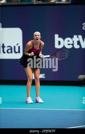 MIAMI GARDENS, FLORIDA - 01. APRIL: Petra Kvitova gewinnt die Miami Open 2023 im Hard Rock Stadium am 1. April 2023 in Miami Gardens, Florida. (Foto: Mauricio Paiz/Universal Tennis) Stockfoto