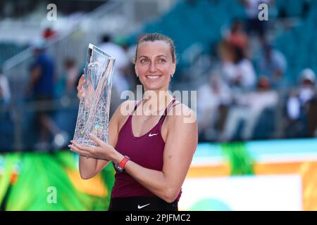 MIAMI GARDENS, FLORIDA - 01. APRIL: Petra Kvitova gewinnt die Miami Open 2023 im Hard Rock Stadium am 1. April 2023 in Miami Gardens, Florida. (Foto: Mauricio Paiz/Universal Tennis) Stockfoto