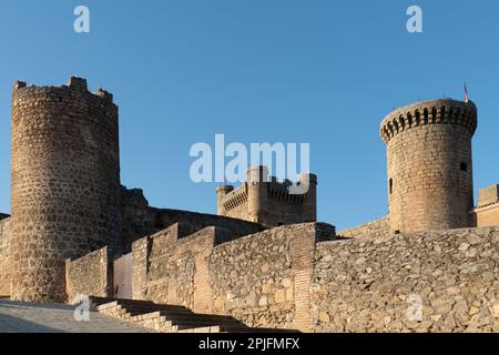 Schloss Oropesa in Castilla la Mancha, Spanien, unter blauem Himmel Stockfoto