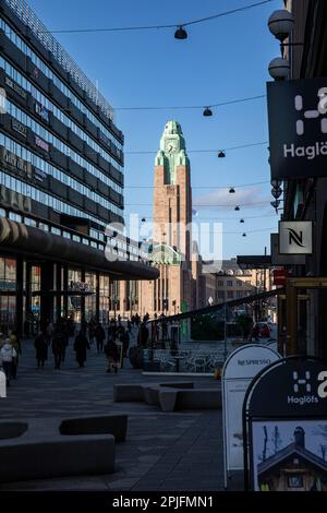 Der Uhrenturm des Hauptbahnhofs sonnt sich in der Nachmittagssonne im Kluuvi-Viertel von Helsinki, Finnland Stockfoto