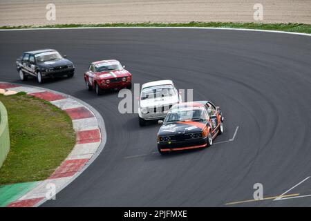 Vallelunga 'Piero Taruffi' Circuit, Rennwochenende, 2. 2023. April, Italien. Motorsport Historisches Autorennen, 300 km di Vallelunga. Gruppe von Fahrzeugen, die während des Rennens herausfordern. Foto: Fabio Pagani/Alamy Live News Stockfoto