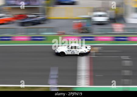 Vallelunga 'Piero Taruffi' Circuit, Rennwochenende, 2. 2023. April, Italien. Motorsport Historisches Autorennen, 300 km di Vallelunga. Porsche 911 RSR 3,0 überquert die Ziellinie während des Rennens auf gerader Linie. Foto: Fabio Pagani/Alamy Live News Stockfoto