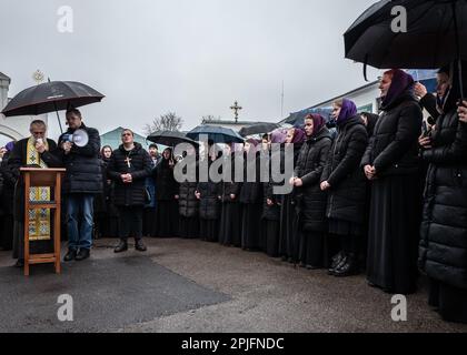 Paris, Paris, Frankreich. 2. April 2023. Mehrere Dutzend Menschen versammelten sich vor der Lavra der Höhlen von kiew, der heiligsten orthodoxen Stätte des Landes, um zu beten und die Religion zu unterstützen. Eine weitere Kundgebung wurde gegen Geistliche organisiert, die der Loyalität zu Russland verdächtigt werden. (Kreditbild: © Sadak Souici/ZUMA Press Wire) NUR ZUR REDAKTIONELLEN VERWENDUNG! Nicht für den kommerziellen GEBRAUCH! Stockfoto