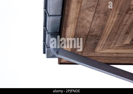 Nahaufnahme eines Ablaufrohrs einer Dachrinne aus Metall. Er wird verwendet, um den Wasserfluss vom Dach durch das Ablasssystem nach unten zu leiten. Stockfoto