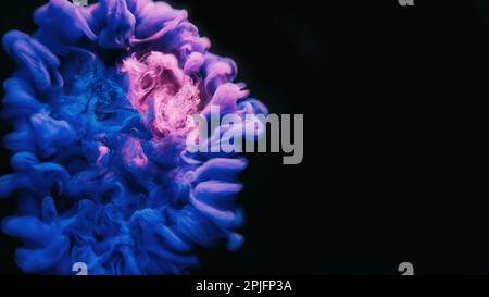 Fließender Tropfen Farbe Wasser Rosa blaue Farbe Rauchwolke Stockfoto