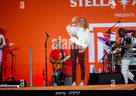 MIAMI GARDENS, FLORIDA - 01. APRIL: Petra Kvitova der Tschechischen Republik auf der Bühne während der Meisterschafts-Trophäenzeremonie im Hard Rock Stadium am 1. April 2023 in Miami Gardens, Florida. (Foto: Mauricio Paiz/Universal Tennis) Stockfoto