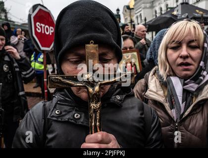 Paris, Paris, Frankreich. 2. April 2023. Mehrere Dutzend Menschen versammelten sich vor der Lavra der Höhlen von kiew, der heiligsten orthodoxen Stätte des Landes, um zu beten und die Religion zu unterstützen. Eine weitere Kundgebung wurde gegen Geistliche organisiert, die der Loyalität zu Russland verdächtigt werden. (Kreditbild: © Sadak Souici/ZUMA Press Wire) NUR ZUR REDAKTIONELLEN VERWENDUNG! Nicht für den kommerziellen GEBRAUCH! Stockfoto