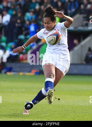 Das englische Lagi Tuima versucht es beim TikTok Women's Six Nations Match im Cinch Stadium in Franklin's Gardens, Northampton. Foto: Sonntag, 2. April 2023. Stockfoto