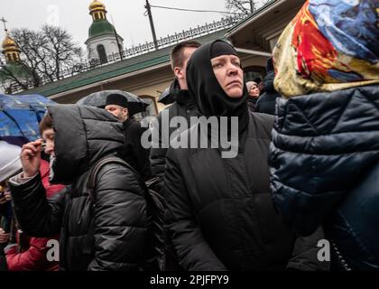 Paris, Paris, Frankreich. 2. April 2023. Mehrere Dutzend Menschen versammelten sich vor der Lavra der Höhlen von kiew, der heiligsten orthodoxen Stätte des Landes, um zu beten und die Religion zu unterstützen. Eine weitere Kundgebung wurde gegen Geistliche organisiert, die der Loyalität zu Russland verdächtigt werden. (Kreditbild: © Sadak Souici/ZUMA Press Wire) NUR ZUR REDAKTIONELLEN VERWENDUNG! Nicht für den kommerziellen GEBRAUCH! Stockfoto