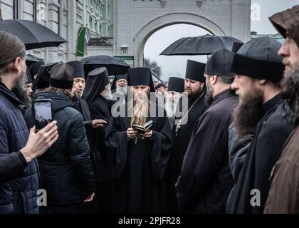 Paris, Paris, Frankreich. 2. April 2023. Mehrere Dutzend Menschen versammelten sich vor der Lavra der Höhlen von kiew, der heiligsten orthodoxen Stätte des Landes, um zu beten und die Religion zu unterstützen. Eine weitere Kundgebung wurde gegen Geistliche organisiert, die der Loyalität zu Russland verdächtigt werden. (Kreditbild: © Sadak Souici/ZUMA Press Wire) NUR ZUR REDAKTIONELLEN VERWENDUNG! Nicht für den kommerziellen GEBRAUCH! Stockfoto