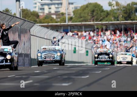 Melbourne, Australien. 02. April 2023. 2. April 2023, Albert Park, Melbourne, FORMEL 1 ROLEX GRAND PRIX 2023 Fahrerparade: George Russell (GBR), Mercedes-AMG Petronas Formula One Team, Nyck de Vries (NLD), Scuderia AlphaTauri, Lewis Hamilton (GBR), Mercedes -AMG Petronas Formula One Team News: dpa/Alamy Credit Stockfoto