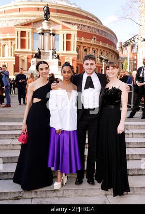 Patsy Ferran, Anjana Vasan, Paul Mescal und Rebecca Frecknall, die an den Olivier Awards in der Royal Albert Hall in London teilnehmen. Foto: Sonntag, 2. April 2023. Stockfoto