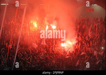 Rades, Tunis, Tunesien. 2. April 2023. Fans von CRB während des Spiels Esperance Sportive de Tunis( EST) vs CR Belouizdad (CRB) aus Algerien, wobei der 6. Tag der Gruppe D der African Champions League im Rades-Stadion gezählt wird. (Kreditbild: © Chohei Mahjoub/ZUMA Press Wire) NUR REDAKTIONELLE VERWENDUNG! Nicht für den kommerziellen GEBRAUCH! Stockfoto