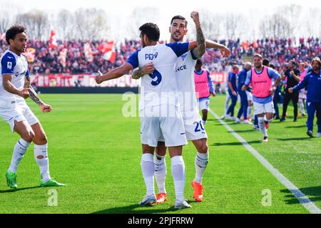 Monza, Italien - 2. April 2023 feiert Pedro (SS Lazio) sein Tor mit Mattia Zaccagni (SS Lazio) während des italienischen Fußballspiels der Serie A zwischen AC Monza und SS Lazio am 2. April 2023 im U-Power Stadium in Monza, Italien - Foto Luca Rossini/E-Mage Stockfoto