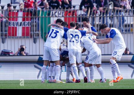 Monza, Italien - 2. April 2023 feiert die Mannschaft (SS Lazio) das Tor von Sergej Milinkovic-Savic (SS Lazio) während des italienischen Meisterschaftsspiels A zwischen AC Monza und SS Lazio am 2. April 2023 im U-Power Stadion in Monza, Italien - Foto Luca Rossini/E-Mage Stockfoto