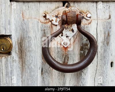 Detail von der Vorderseite einer mittelalterlichen Halle mit einem eisernen Türgriff in Essex, Großbritannien. Stockfoto