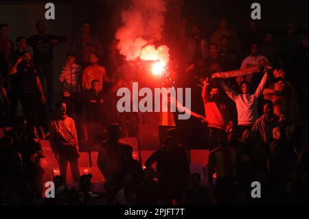 Rades, Tunis, Tunesien. 2. April 2023. Fans von CRB während des Spiels Esperance Sportive de Tunis( EST) vs CR Belouizdad (CRB) aus Algerien, wobei der 6. Tag der Gruppe D der African Champions League im Rades-Stadion gezählt wird. (Kreditbild: © Chohei Mahjoub/ZUMA Press Wire) NUR REDAKTIONELLE VERWENDUNG! Nicht für den kommerziellen GEBRAUCH! Stockfoto