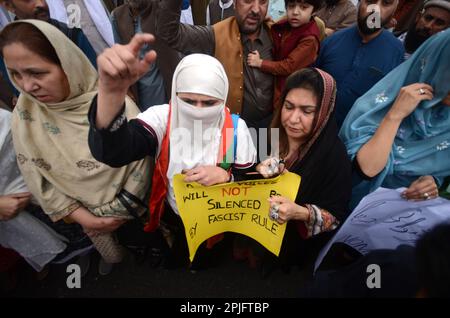 Peshawar, Pakistan. 31. März 2023. Führer und Mitglieder von Tehreek-e-Insaf (PTI) halten im Presseclub Peshawar eine Protestdemonstration gegen das Vermisste von Azhar Maschhwani ab und fordern seine Genesung. (Kreditbild: © Hussain Ali/Pacific Press via ZUMA Press Wire) NUR REDAKTIONELLE VERWENDUNG! Nicht für den kommerziellen GEBRAUCH! Stockfoto