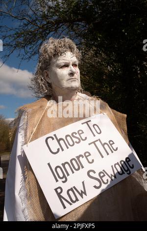 Little Marlow, Buckinghamshire, Großbritannien. XR Penitents hat heute in Buckinghamshire vor der Themse gegen das Wasser der Themse protestiert und gegen die Abwasserentsorgung der Themse protestiert. Die Geisterfiguren der Penitents gingen von den Abwasserwerken zur Themse und trugen Sündenplakate, um die Öffentlichkeit für Abwasserableitungen zu sensibilisieren. Umweltministerin Thérèse Coffey hat angekündigt, dass Wasserunternehmen unbegrenzte Geldstrafen für verschmutzende Flüsse erhalten werden, doch viele Umweltschützer sind der Meinung, dass dies nicht weit genug geht und dass der Rückzug erfolgt Stockfoto