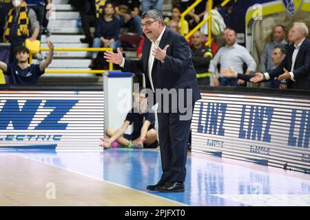 Verona, Italien. 02. April 2023. Alessandro Ramagli Cheftrainer von Tezenis Verona während Tezenis Verona vs Banco di Sardegna Sassari, italienische Basketball-Serie A Championship in Verona, Italien, April 02 2023 Kredit: Independent Photo Agency/Alamy Live News Stockfoto