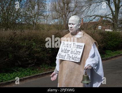 Little Marlow, Buckinghamshire, Großbritannien. XR Penitents hat heute in Buckinghamshire vor der Themse gegen das Wasser der Themse protestiert und gegen die Abwasserentsorgung der Themse protestiert. Die Geisterfiguren der Penitents gingen von den Abwasserwerken zur Themse und trugen Sündenplakate, um die Öffentlichkeit für Abwasserableitungen zu sensibilisieren. Umweltministerin Thérèse Coffey hat angekündigt, dass Wasserunternehmen unbegrenzte Geldstrafen für verschmutzende Flüsse erhalten werden, doch viele Umweltschützer sind der Meinung, dass dies nicht weit genug geht und dass der Rückzug erfolgt Stockfoto