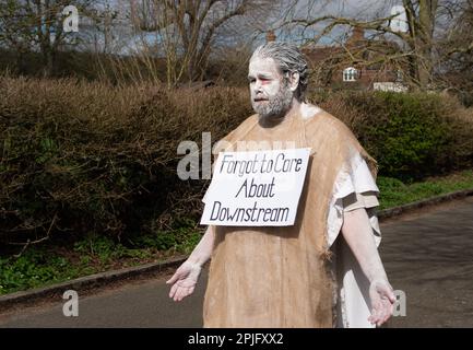 Little Marlow, Buckinghamshire, Großbritannien. XR Penitents hat heute in Buckinghamshire vor der Themse gegen das Wasser der Themse protestiert und gegen die Abwasserentsorgung der Themse protestiert. Die Geisterfiguren der Penitents gingen von den Abwasserwerken zur Themse und trugen Sündenplakate, um die Öffentlichkeit für Abwasserableitungen zu sensibilisieren. Umweltministerin Thérèse Coffey hat angekündigt, dass Wasserunternehmen unbegrenzte Geldstrafen für verschmutzende Flüsse erhalten werden, doch viele Umweltschützer sind der Meinung, dass dies nicht weit genug geht und dass der Rückzug erfolgt Stockfoto