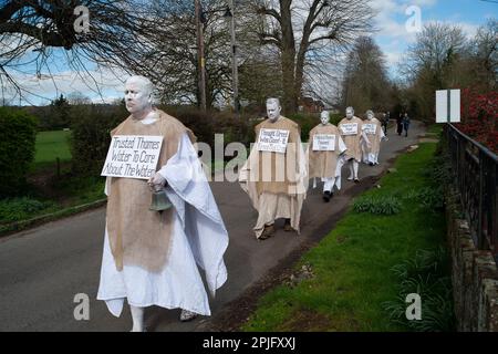 Little Marlow, Buckinghamshire, Großbritannien. XR Penitents hat heute in Buckinghamshire vor der Themse gegen das Wasser der Themse protestiert und gegen die Abwasserentsorgung der Themse protestiert. Die Geisterfiguren der Penitents gingen von den Abwasserwerken zur Themse und trugen Sündenplakate, um die Öffentlichkeit für Abwasserableitungen zu sensibilisieren. Umweltministerin Thérèse Coffey hat angekündigt, dass Wasserunternehmen unbegrenzte Geldstrafen für verschmutzende Flüsse erhalten werden, doch viele Umweltschützer sind der Meinung, dass dies nicht weit genug geht und dass der Rückzug erfolgt Stockfoto