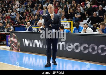 Verona, Italien. 02. April 2023. Piero Bucchi - Cheftrainer des Dinamo Sassari Basket während Tezenis Verona vs Banco di Sardegna Sassari, italienische Basketball-Serie A Championship in Verona, Italien, April 02 2023 Kredit: Independent Photo Agency/Alamy Live News Stockfoto