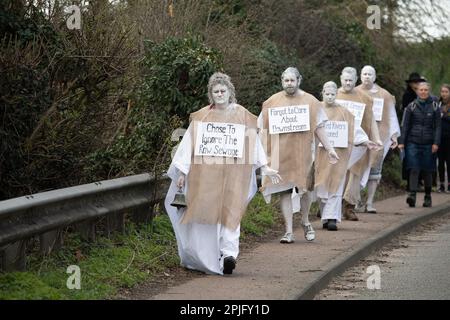 Little Marlow, Buckinghamshire, Großbritannien. XR Penitents hat heute in Buckinghamshire vor der Themse gegen das Wasser der Themse protestiert und gegen die Abwasserentsorgung der Themse protestiert. Die Geisterfiguren der Penitents gingen von den Abwasserwerken zur Themse und trugen Sündenplakate, um die Öffentlichkeit für Abwasserableitungen zu sensibilisieren. Umweltministerin Thérèse Coffey hat angekündigt, dass Wasserunternehmen unbegrenzte Geldstrafen für verschmutzende Flüsse erhalten werden, doch viele Umweltschützer sind der Meinung, dass dies nicht weit genug geht und dass der Rückzug erfolgt Stockfoto