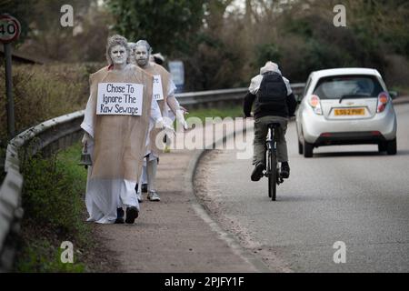 Little Marlow, Buckinghamshire, Großbritannien. XR Penitents hat heute in Buckinghamshire vor der Themse gegen das Wasser der Themse protestiert und gegen die Abwasserentsorgung der Themse protestiert. Die Geisterfiguren der Penitents gingen von den Abwasserwerken zur Themse und trugen Sündenplakate, um die Öffentlichkeit für Abwasserableitungen zu sensibilisieren. Umweltministerin Thérèse Coffey hat angekündigt, dass Wasserunternehmen unbegrenzte Geldstrafen für verschmutzende Flüsse erhalten werden, doch viele Umweltschützer sind der Meinung, dass dies nicht weit genug geht und dass der Rückzug erfolgt Stockfoto