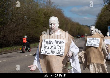 Little Marlow, Buckinghamshire, Großbritannien. XR Penitents hat heute in Buckinghamshire vor der Themse gegen das Wasser der Themse protestiert und gegen die Abwasserentsorgung der Themse protestiert. Die Geisterfiguren der Penitents gingen von den Abwasserwerken zur Themse und trugen Sündenplakate, um die Öffentlichkeit für Abwasserableitungen zu sensibilisieren. Umweltministerin Thérèse Coffey hat angekündigt, dass Wasserunternehmen unbegrenzte Geldstrafen für verschmutzende Flüsse erhalten werden, doch viele Umweltschützer sind der Meinung, dass dies nicht weit genug geht und dass der Rückzug erfolgt Stockfoto