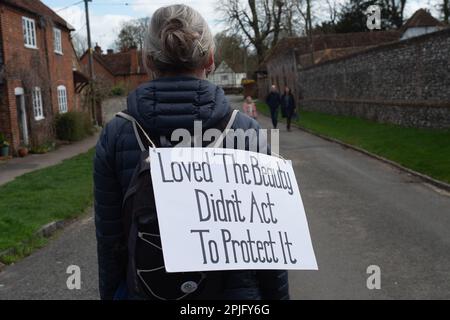 Little Marlow, Buckinghamshire, Großbritannien. XR Penitents hat heute in Buckinghamshire vor der Themse gegen das Wasser der Themse protestiert und gegen die Abwasserentsorgung der Themse protestiert. Die Geisterfiguren der Penitents gingen von den Abwasserwerken zur Themse und trugen Sündenplakate, um die Öffentlichkeit für Abwasserableitungen zu sensibilisieren. Umweltministerin Thérèse Coffey hat angekündigt, dass Wasserunternehmen unbegrenzte Geldstrafen für verschmutzende Flüsse erhalten werden, doch viele Umweltschützer sind der Meinung, dass dies nicht weit genug geht und dass der Rückzug erfolgt Stockfoto