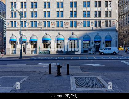 Der One Broadway, einst Anker der Steamship Row, ist eine weiße Kalksteinhülle, die ein rotes Backsteingebäude im Queen Anne Stil darunter verbirgt. Stockfoto